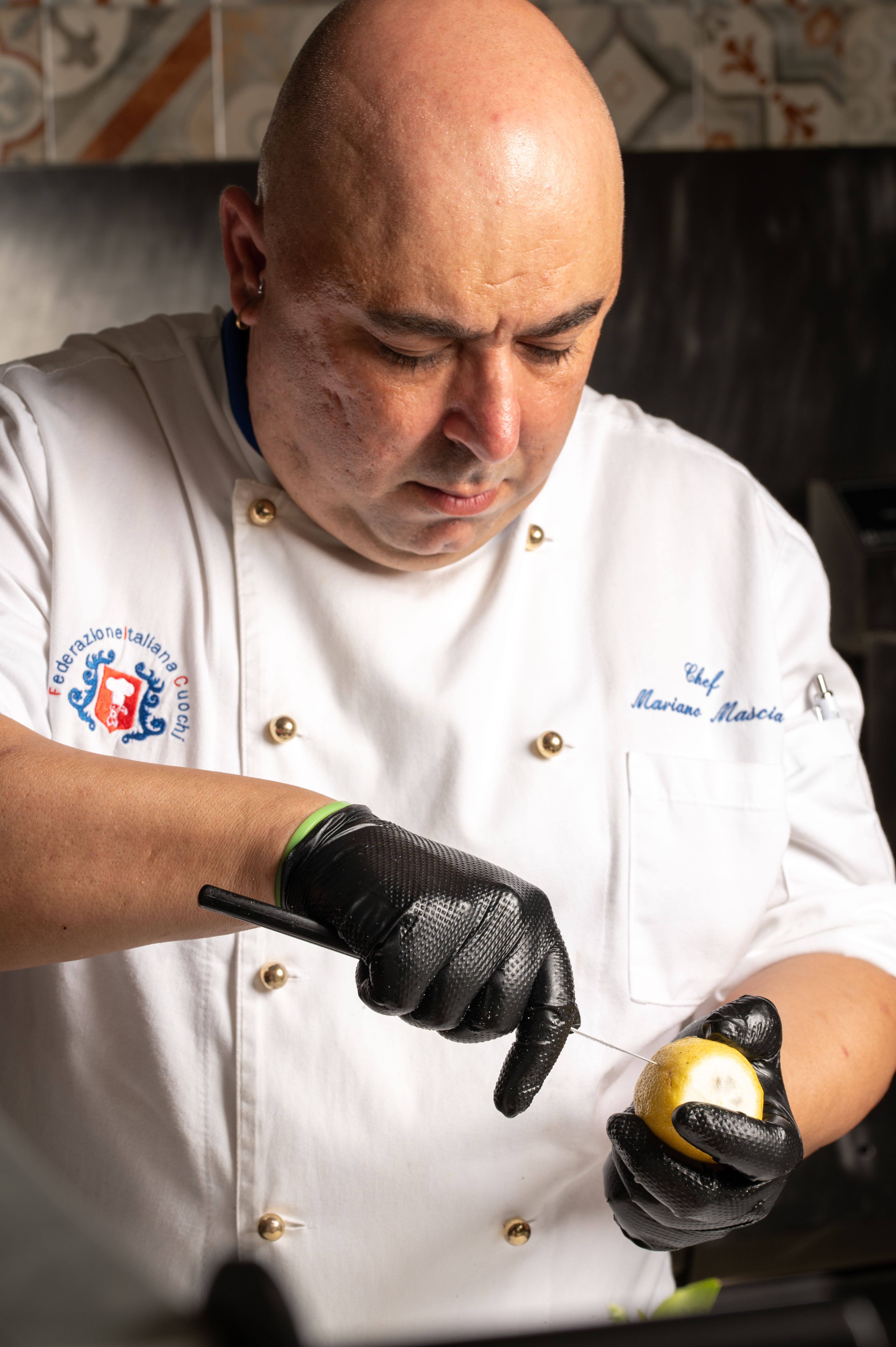 Chef Mariano Mascia al lavoro nella cucina de I Quattro Mori