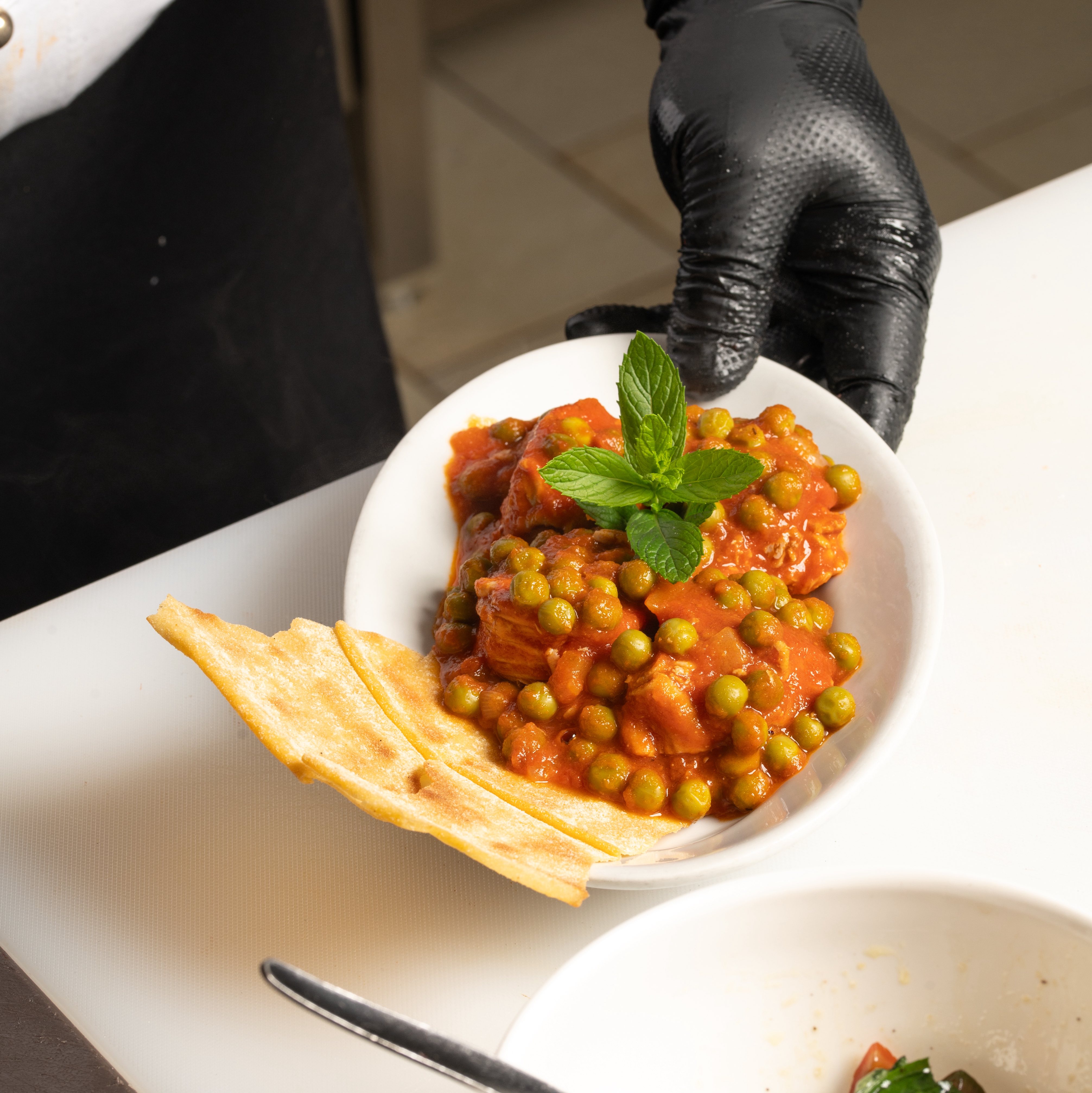 Piatto tradizionale sardo con piselli e pomodoro
