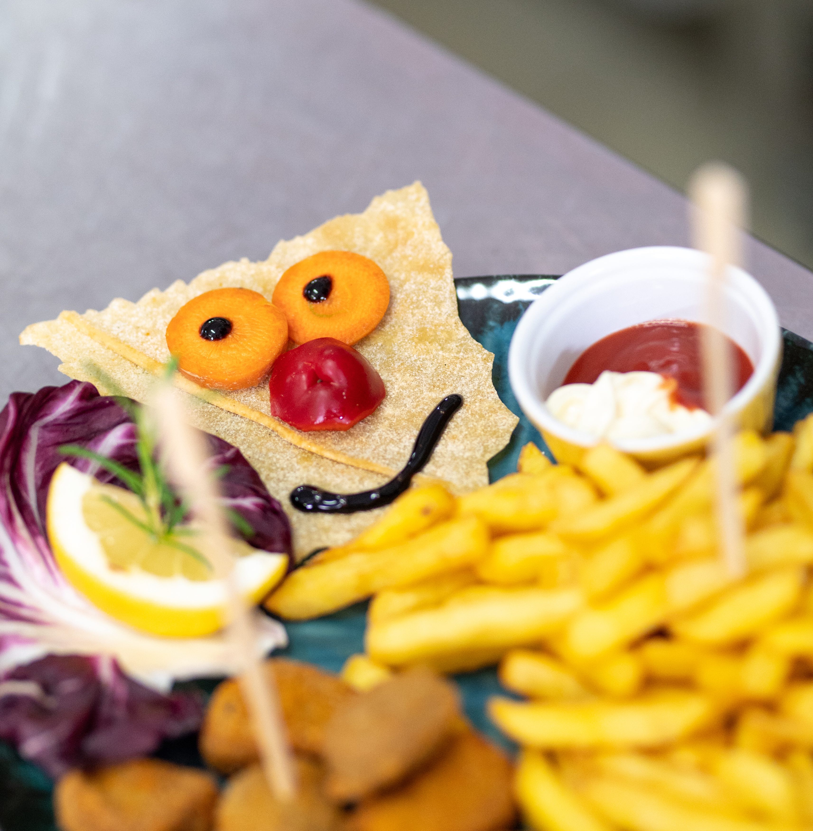 Piatto per bambini con presentazione divertente