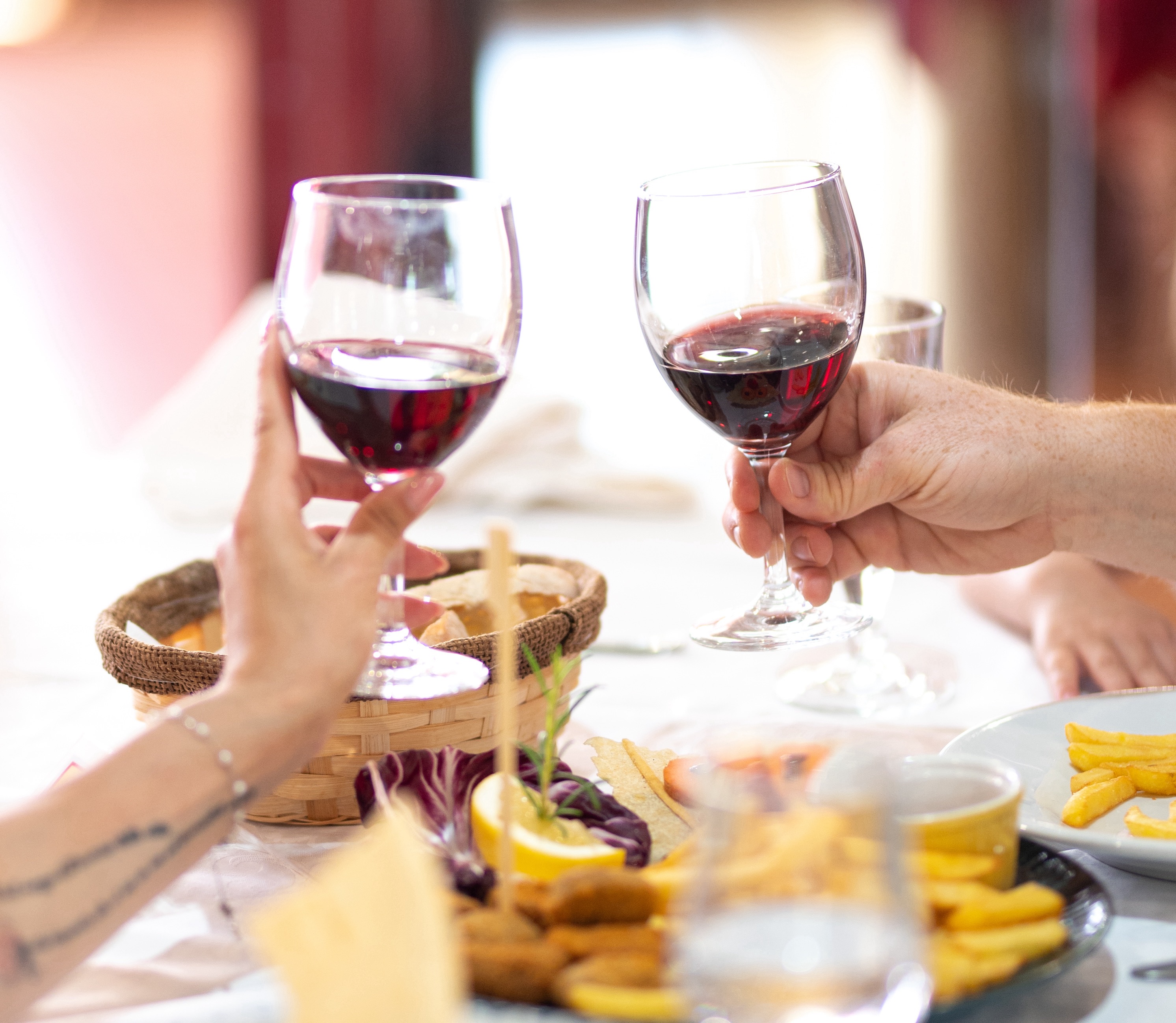 Brindisi con vino rosso sardo