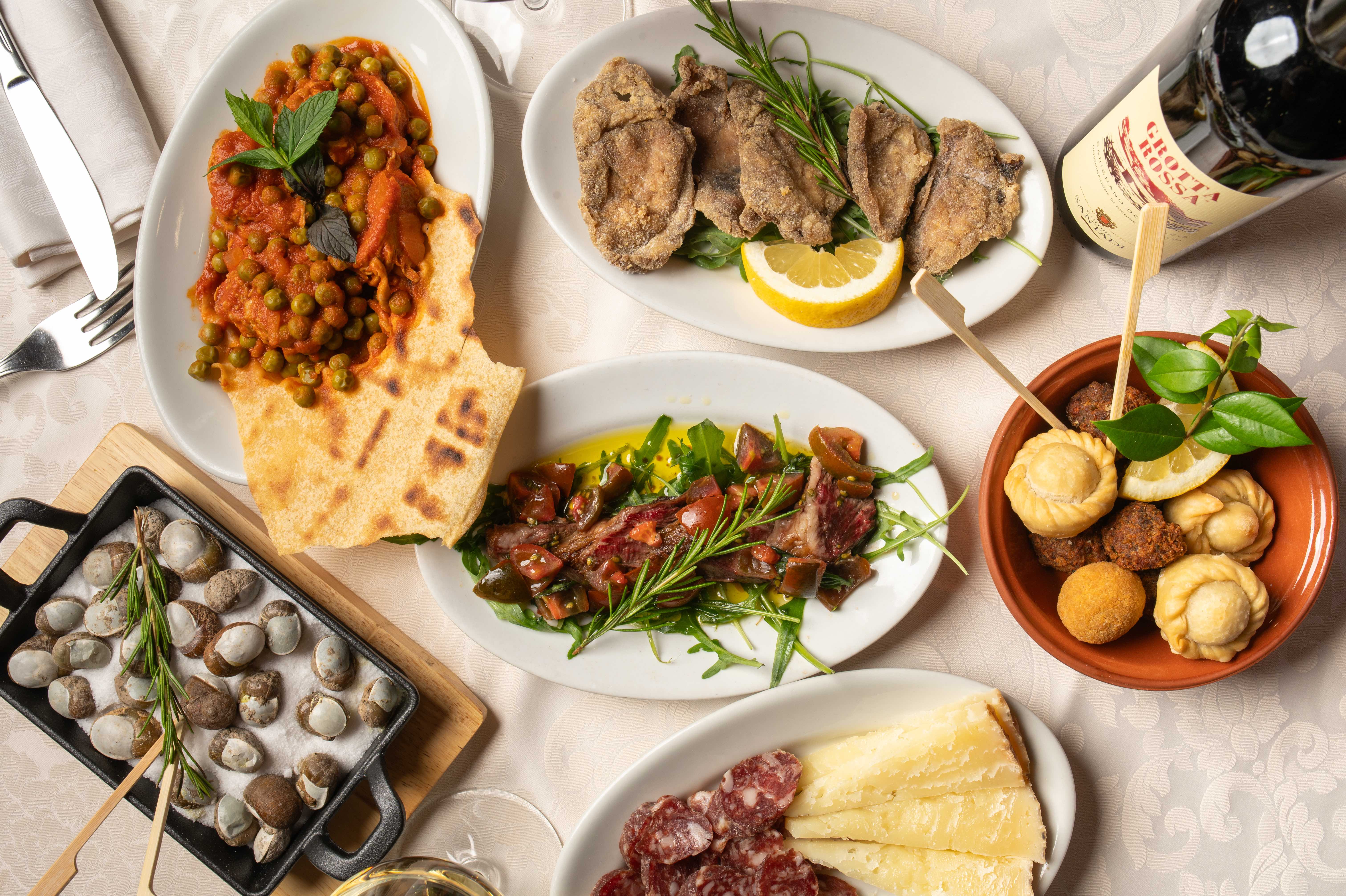 Piatti tipici sardi del ristorante I Quattro Mori - Tavola imbandita